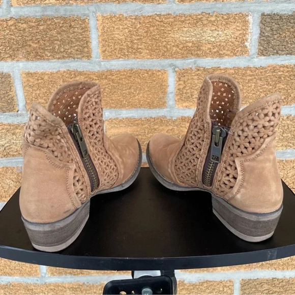 CORRAL CIRCLE G WOMEN'S DISTRESSED
ROUND TOE ZIPPER ANKLE BOOT 7.5 - Picture 6 of 9